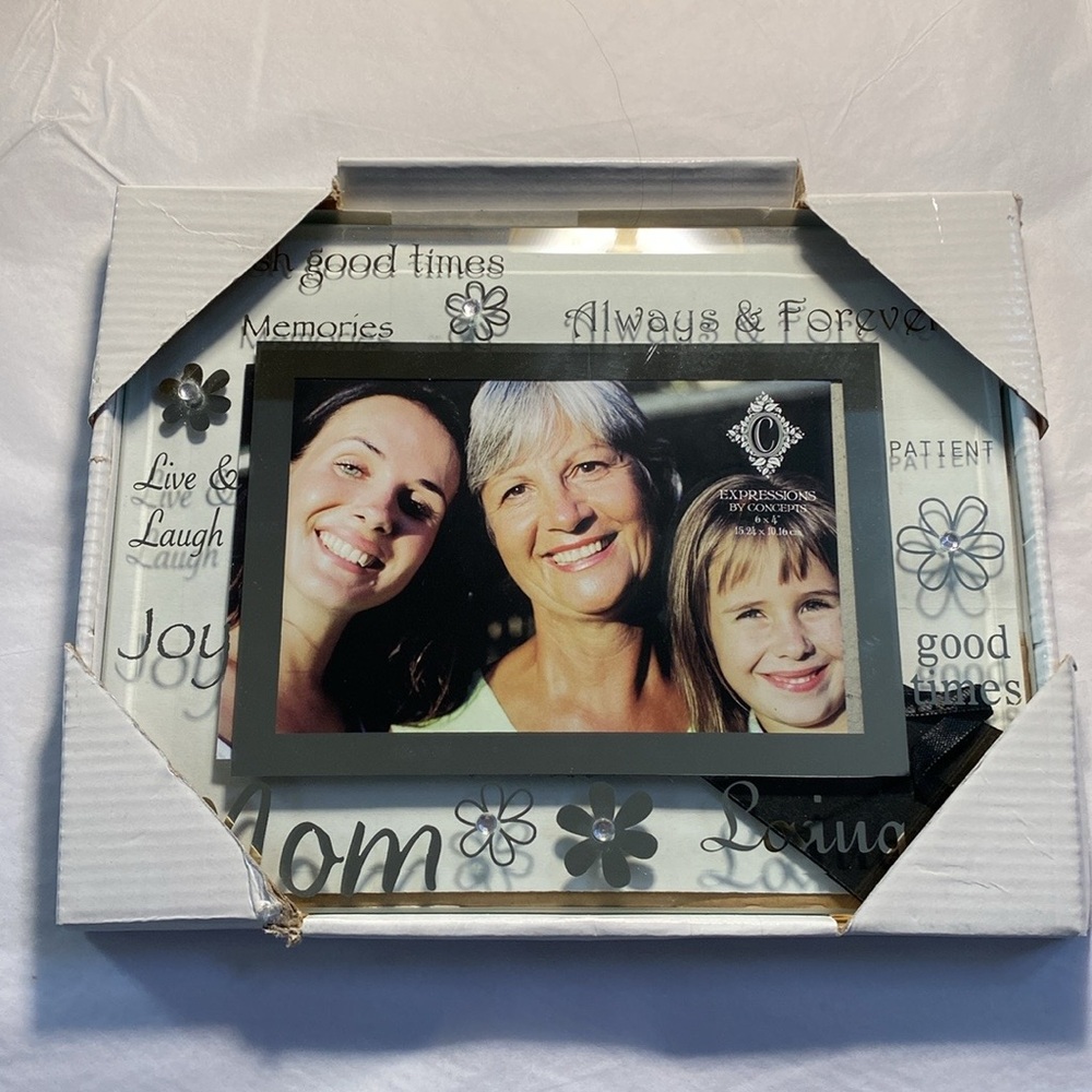 NWT Mom Photo Frame, Rhinestone, Daisy Flower, Silver Accents 6 x 4 Photo, 9 x 7